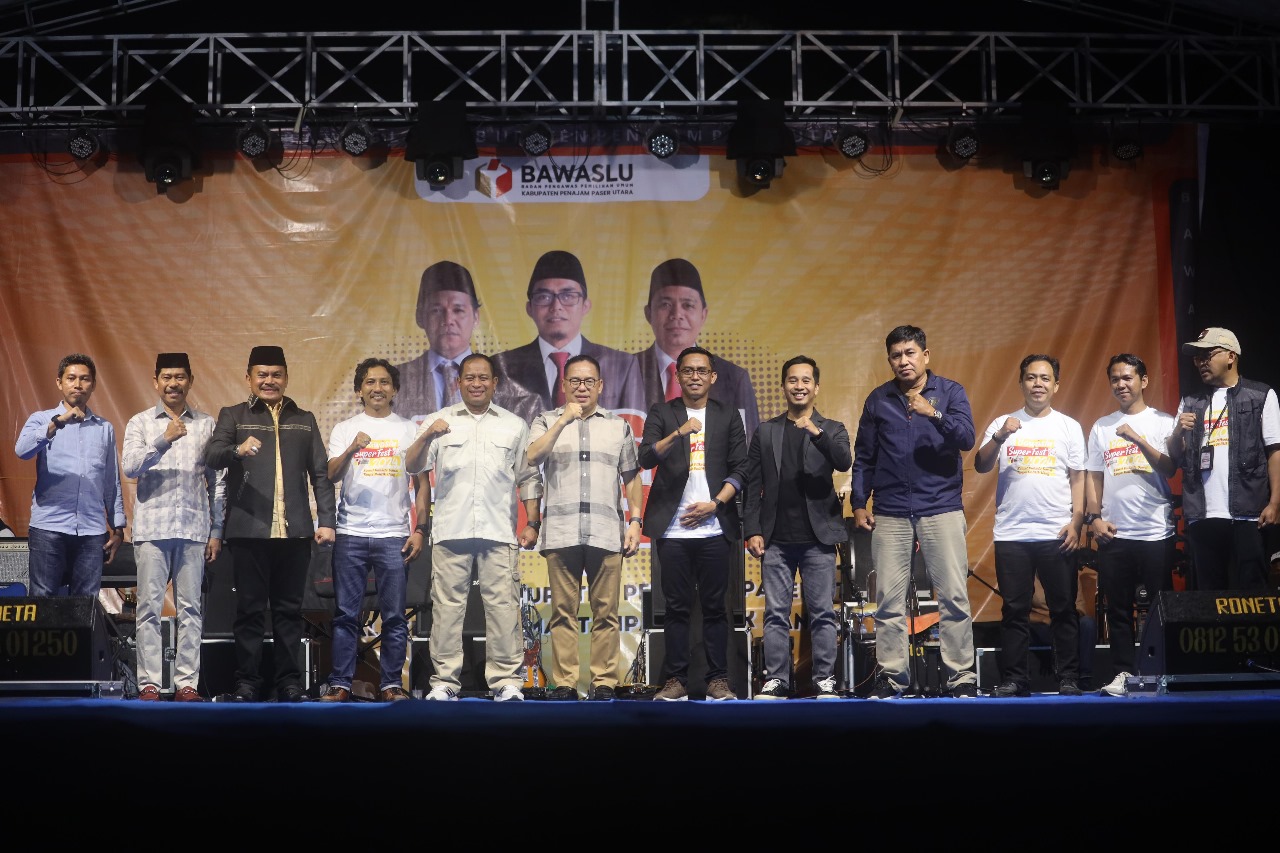 BERSAMA: Makmur Marbun (keenam kiri) bersama jajaran KPU, Bawaslu dan perwakilan bakal calon bupati hingga Parpol PPU dalam kegiatan Bawaslu Super Fest 2024  di lapangan depan Kantor Bupati PPU.