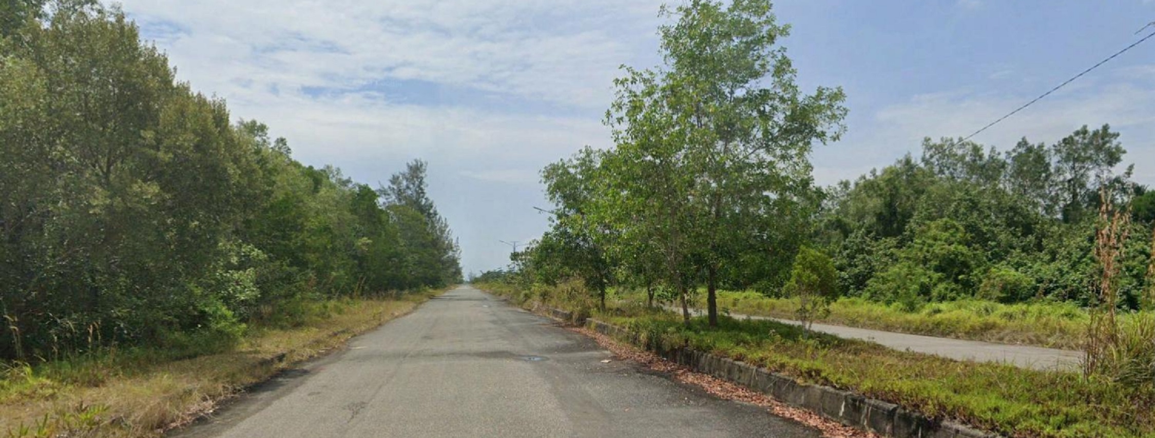 BELUM RAMPUNG: Jalan lingkar pantai atau coastal road di Penajam, PPU yang dikerjakan sejak 15 tahun lalu dan belum rampung hingga sekarang ini. (FOTO: ARI)