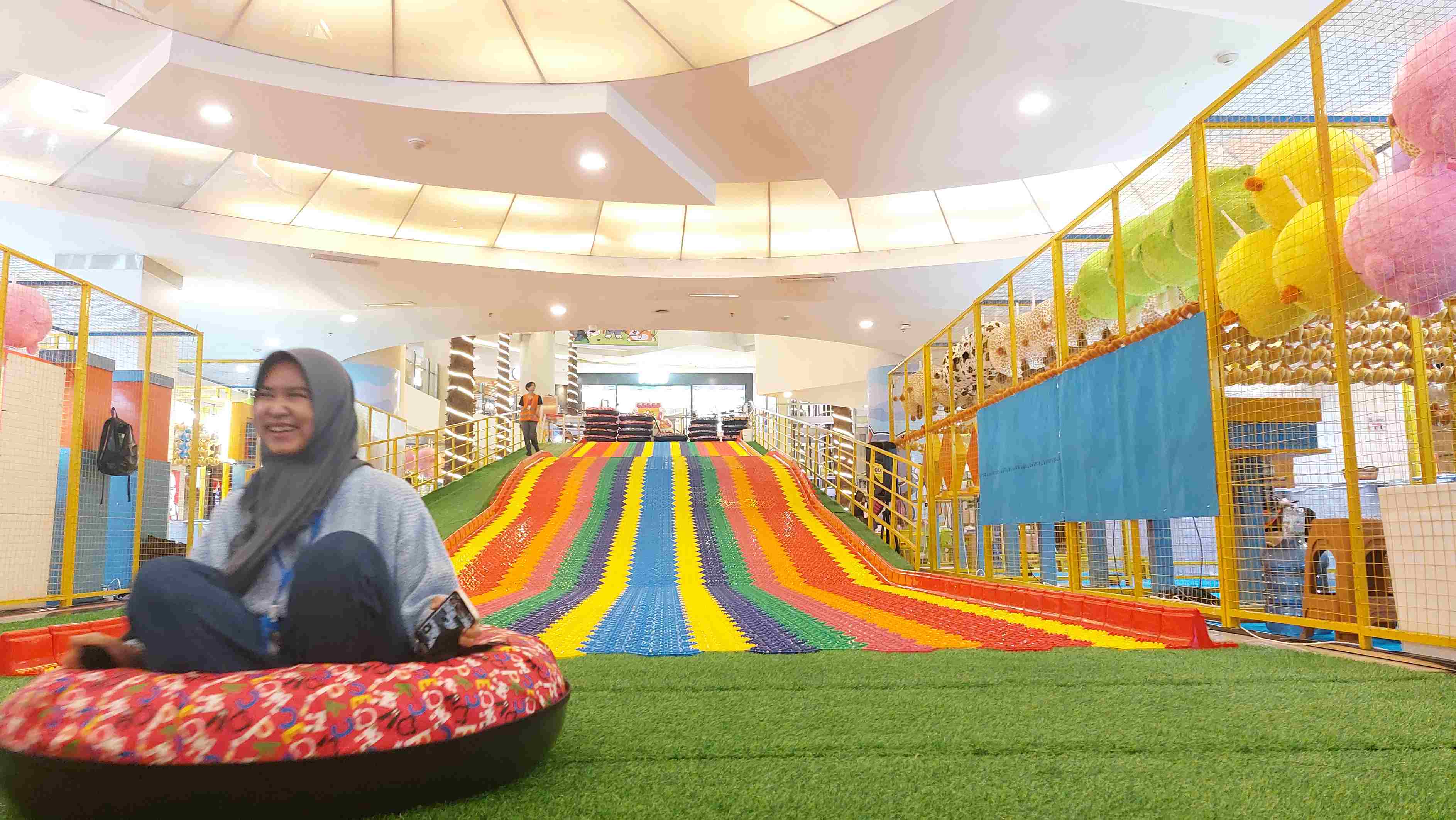 PENUH KESERUAN : Buzz Storyland yang hadir di Atrium Pentacity Mall, dapat menjadi destinasi untuk berakhir pekan bersama keluarga.(Foto: Okta)