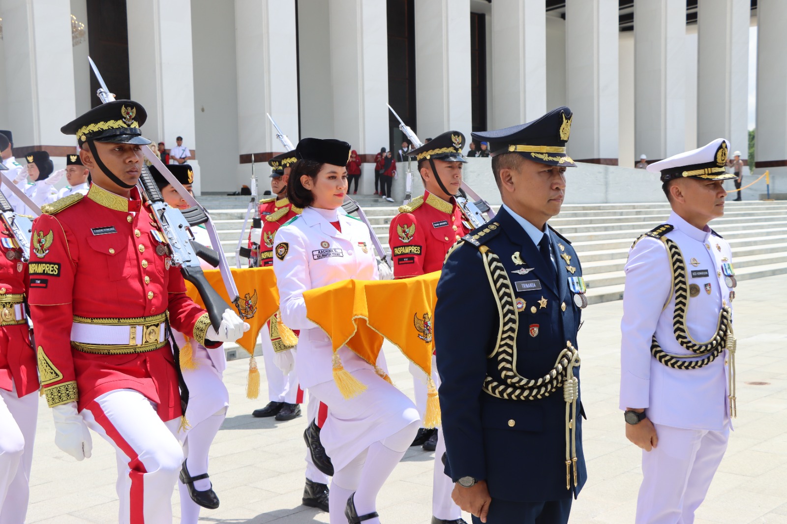 DIKAWAL: Bendera Pusaka dan Teks Proklamasi dikawal ketat aparat keamanan dari Istana Garuda, IKN, menuju Monas, Jakarta. (FOTO: IST)
