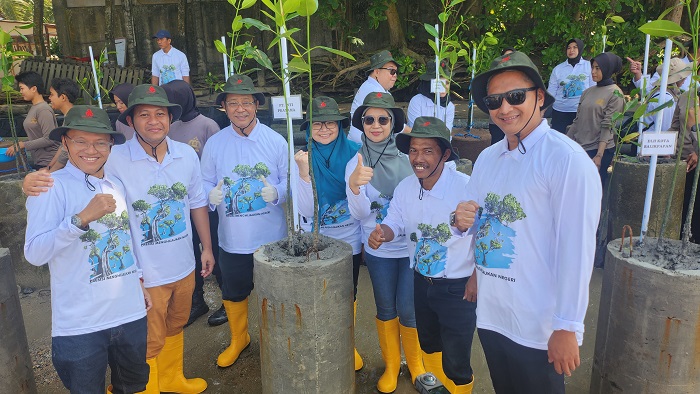 PT Intipratama Group melaksanakan inisiatif penanaman mangrove di kawasan pantai Stalkuda, Selasa (3/9).