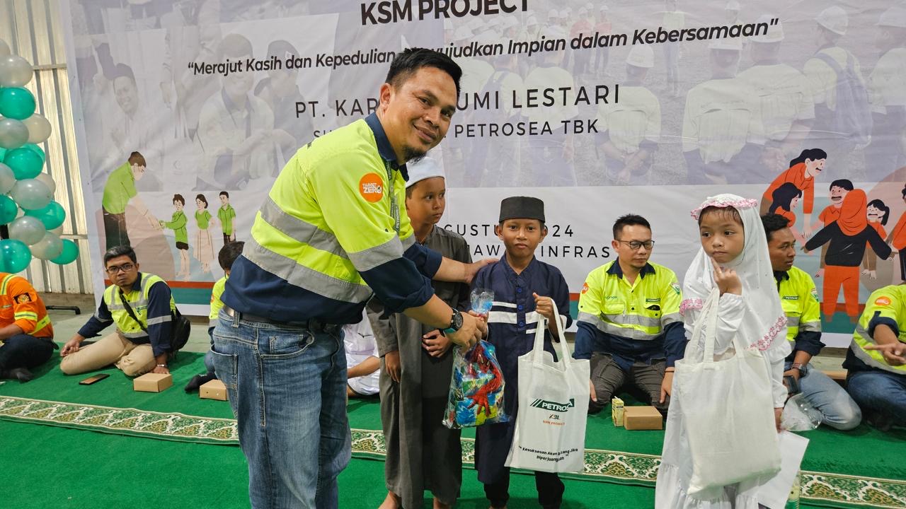 BERBAGI: Management Site KSM berbagi dengan anak yatim dan yatim piatu di area Kecamatan Kota Bangun, Kukar, Sabtu (31/8).