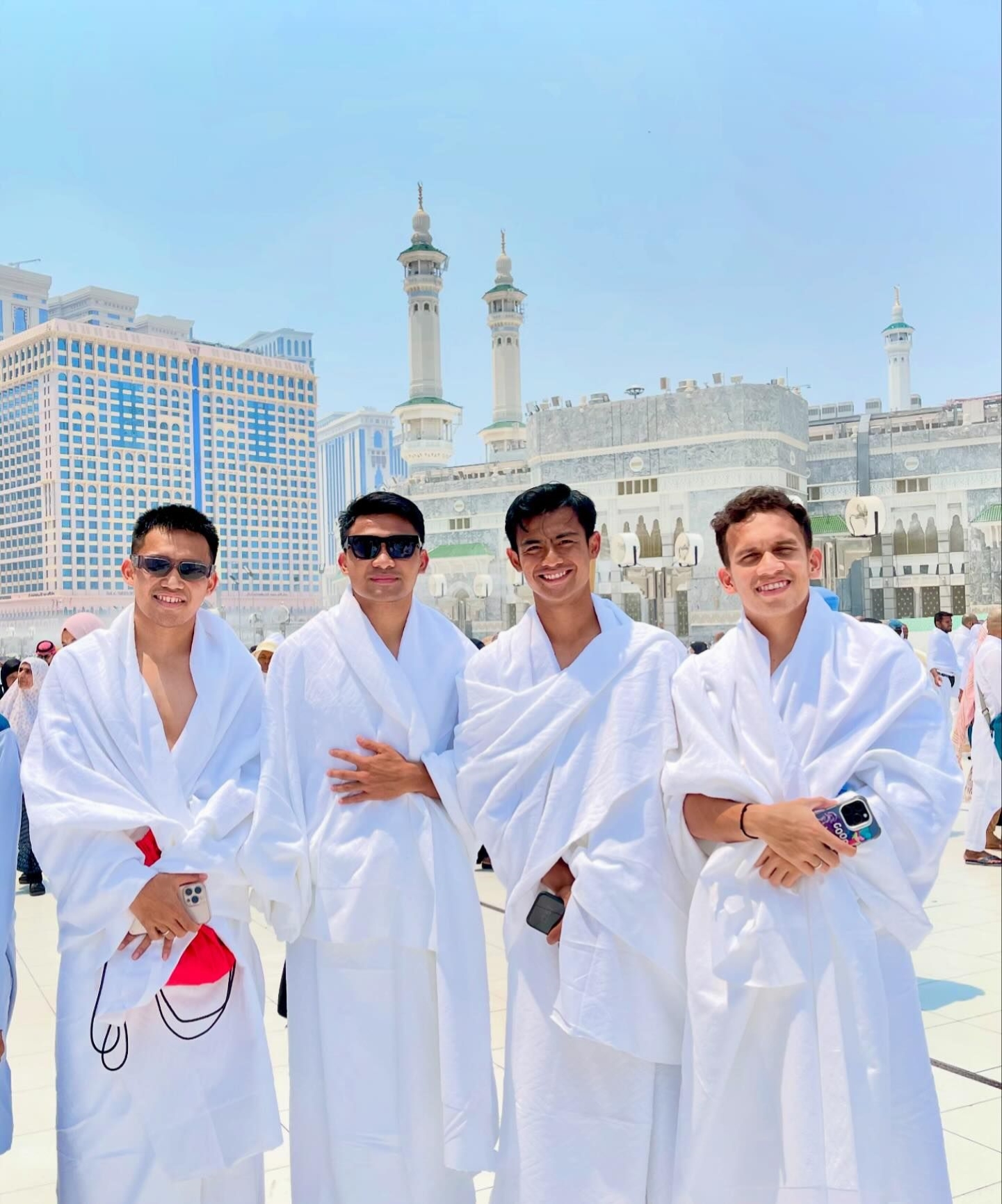 IBADAH: Unggahan Pratama Arhan saat menjalankan umrah bersama pemain timnas lainnya.