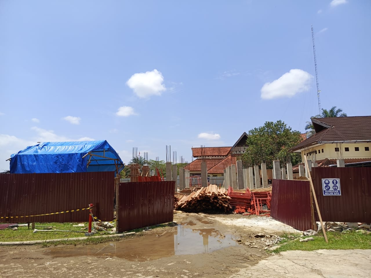 DUA TINGKAT: Pembangunan gedung UGD RSUD HIS dua tingkat untuk maksimalkan layanan pada masyarakat. (FOTO: SUNARDI/KP) &nbsp;