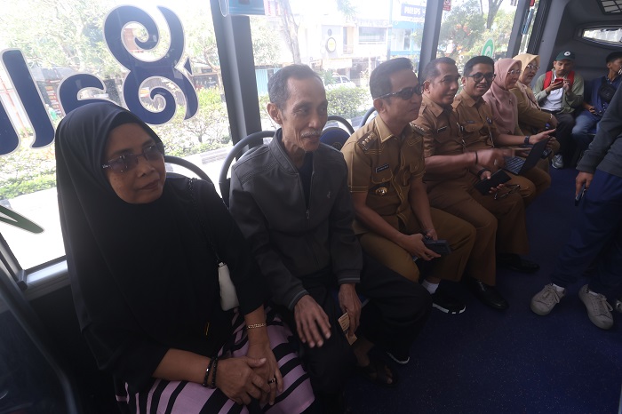 Wali Kota Balikpapan, Rahmad Mas&rsquo;ud saat menaiki Balikpapan City Trans bersama ASN dan warga, Selasa (3/9).