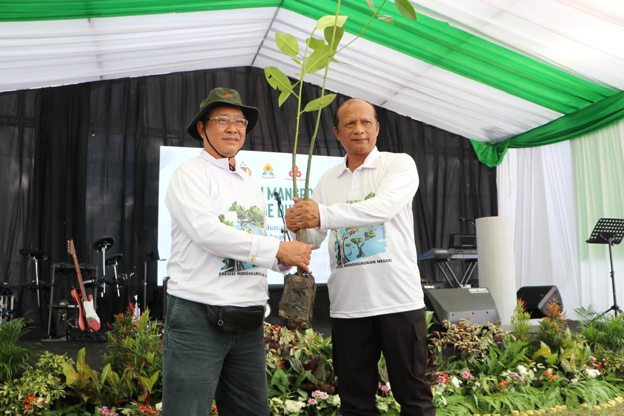 MANGROVE: Penanaman mangrove metode buispot di Pantai SPN, Stal Kuda, Balikpapan dilakukan Kapolda Kaltim Irjen Pol Nanang Avianto (kanan). (Foto: Ist)