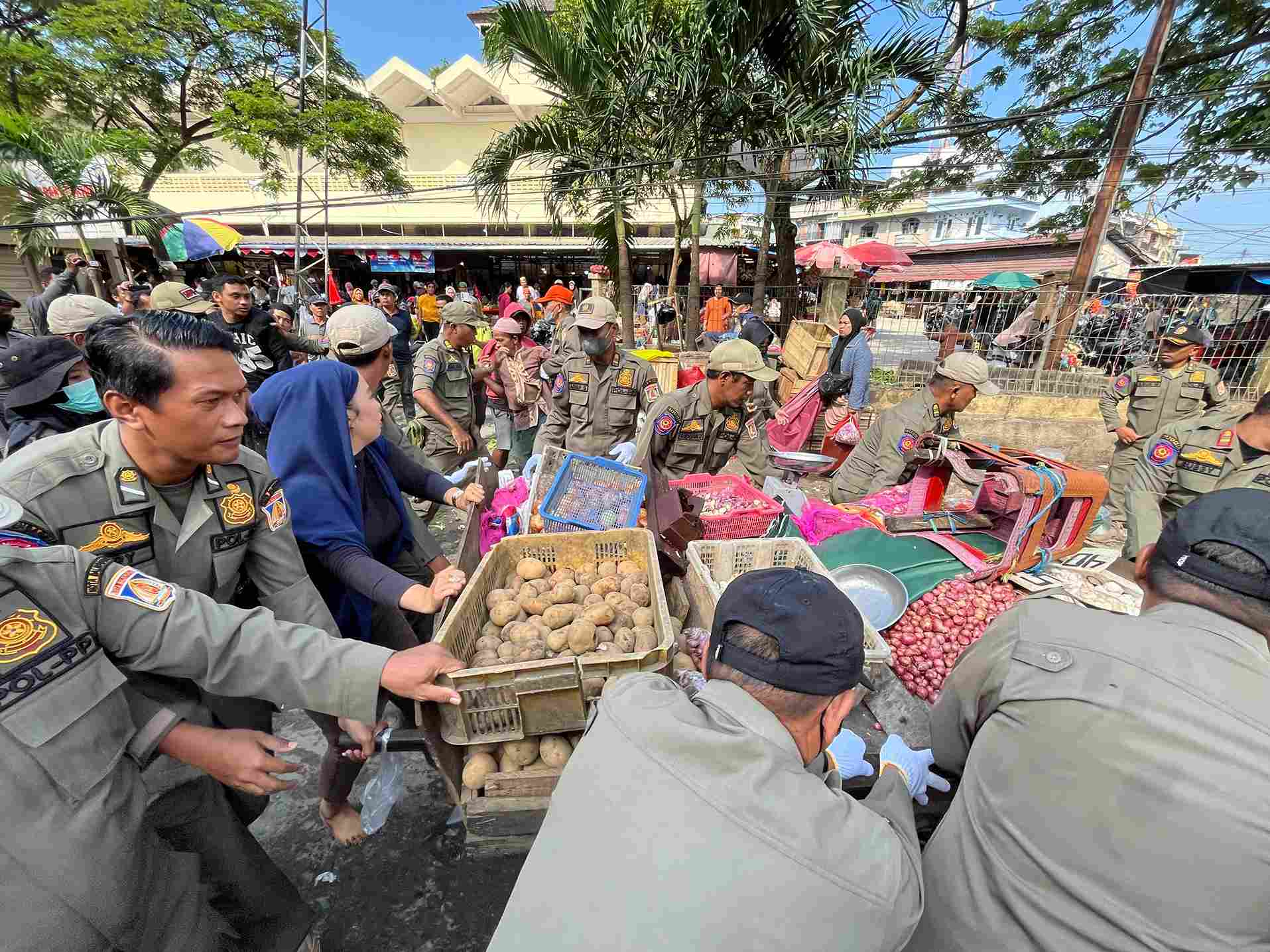 DITERTIBKAN: Lapak milik PKL Pandansari ditertibkan petugas Satpol PP Balikpapan, Selasa (3/9/2024). (Foto: Anggi/KP)
