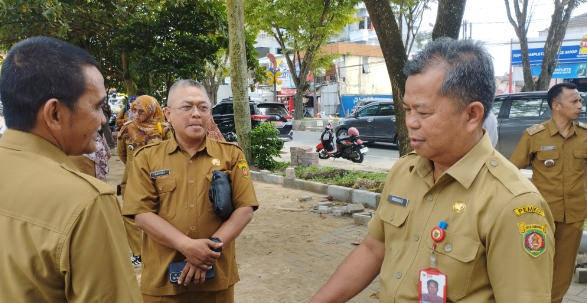 MELIHAT: Dishub Samarinda meninjau area Citra Niaga yang akan diterapkan biaya parkir zona A. Dari hasil peninjauan terdapat beberapa pelaku usaha yang tidak membayar parkir. (FOTO/RAMA)