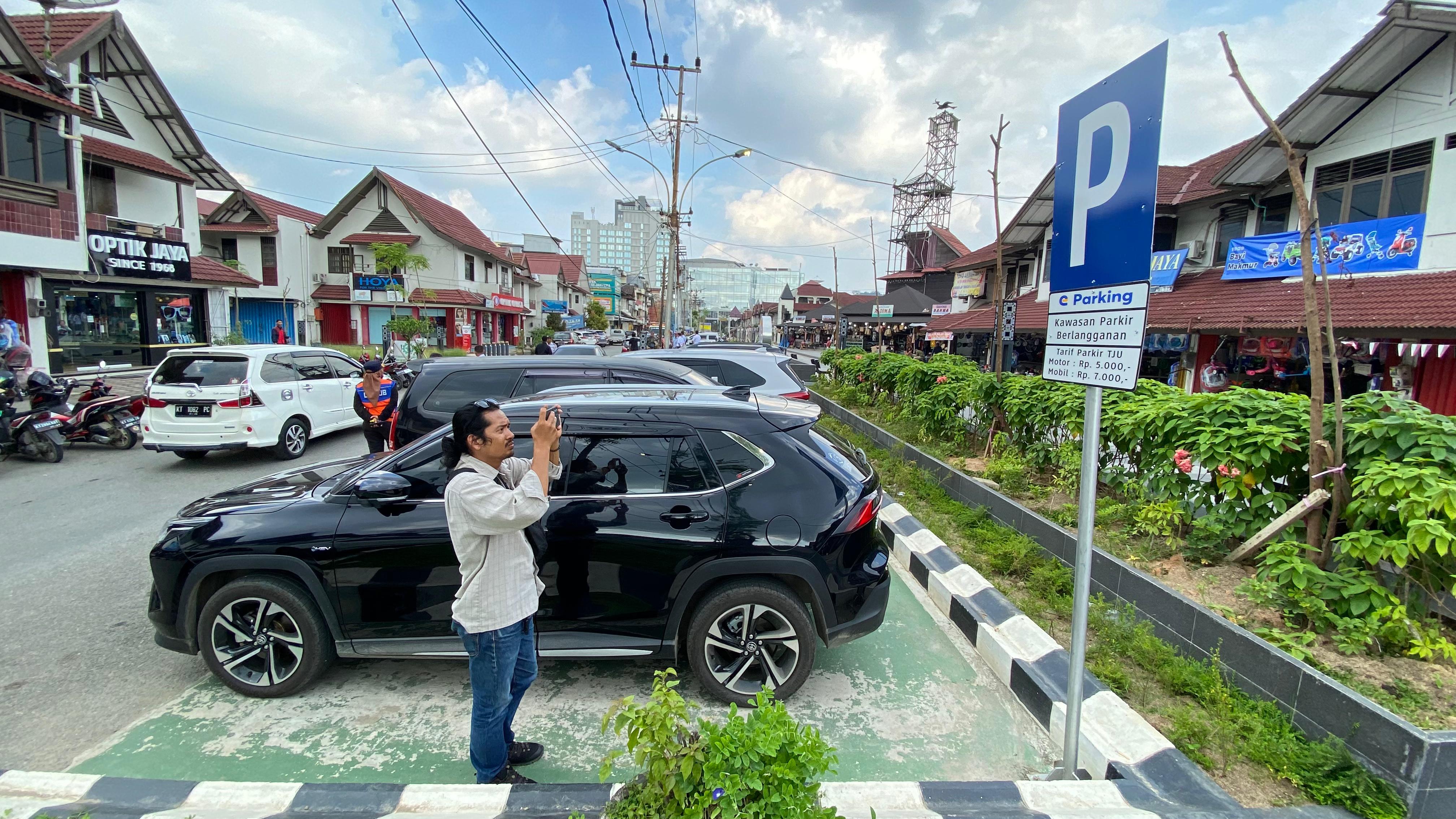 MELIHAT: Dishub Samarinda meninjau area Citra Niaga yang akan diterapkan biaya parkir zona A. Dari hasil peninjauan terdapat beberapa pelaku usaha yang tidak membayar parkir. (FOTO/RAMA)