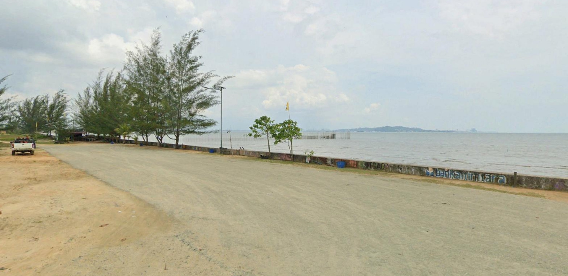 PRIORITAS: Ini bagian dari jalan tepi pantai atau coastal road di Kelurahan Nipahnipah, Penajam, PPU yang direncanakan sebagai titik awal pembangunan Jembatan Tol Penajam-Balikpapan.((FOTO: ARI/KP)