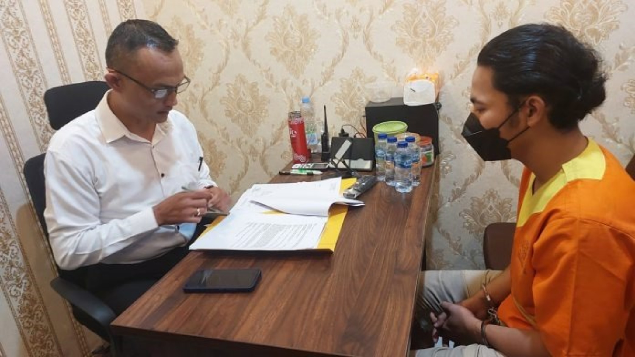 TIPU: Pelaku diamankan setelah melakukan penipuan modus kerjasama pengadaan barang. (foto:ist)