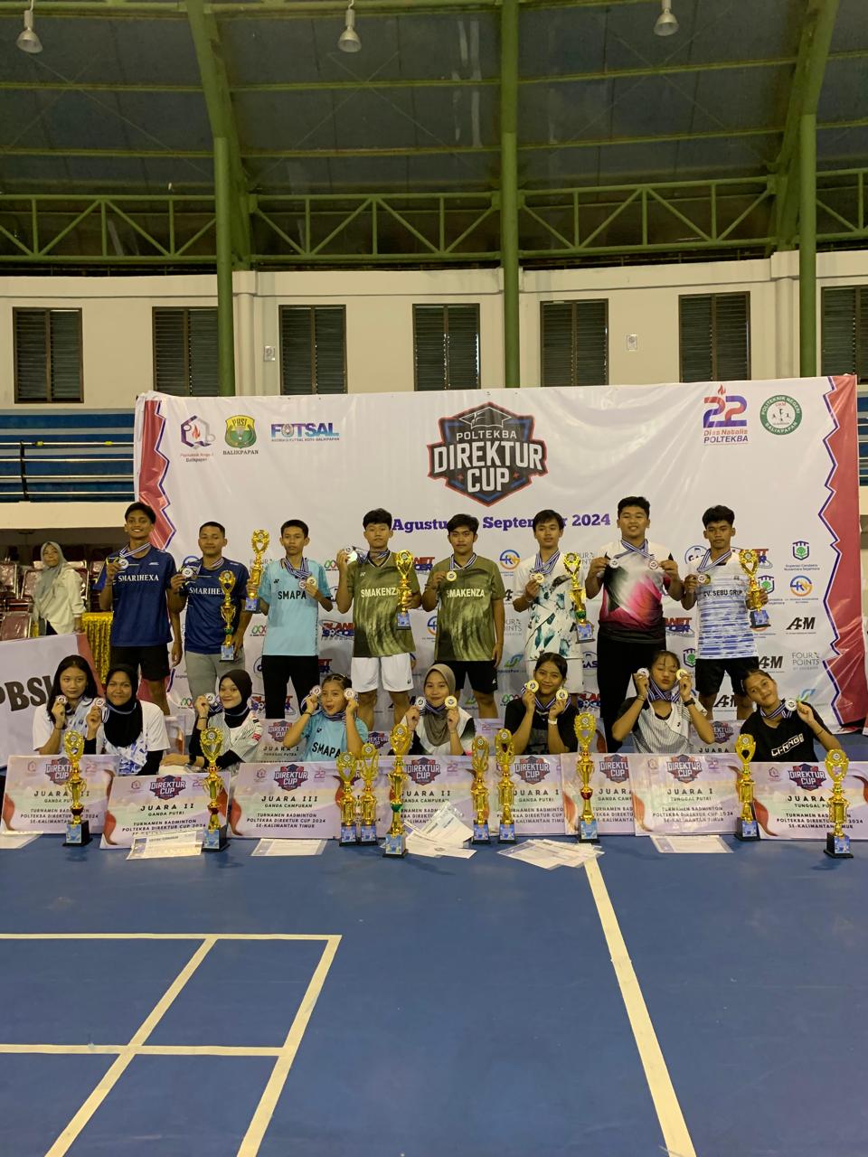 TAMPIL GEMILANG : Skuad bulu tangkis SMA 5 Balikpapan.