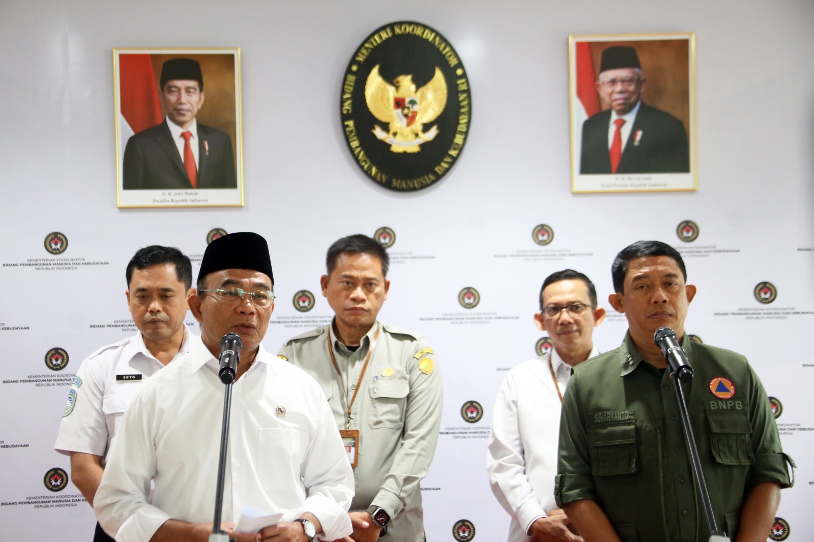 DIPERPANJANG : Menko PMK Muhadjir Effendy (kiri) usai Rapat Tingkat Menteri (RTM) Tindak Lanjut Operasi Modifikasi Cuaca (OMC).