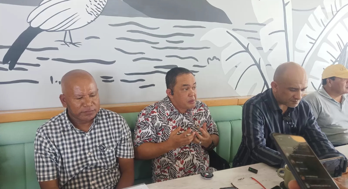GUGAT: AFF Sembiring (tengah) bersama kuasa hukumnya. (FOTO: DOK/KP)