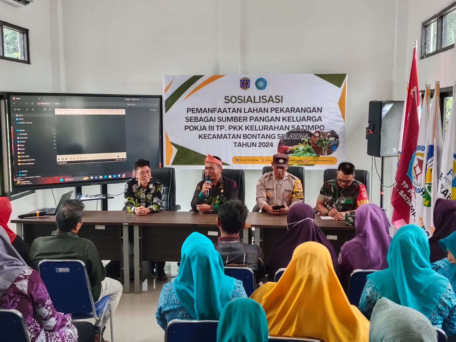BERI PENGETAHUAN: Dinas Ketahanan Pangan, Perikanan, dan Pertanian memberikan arahan terkait pemanfaatan pekarangan rumah atau urban farming di Kelurahan Satimpo.