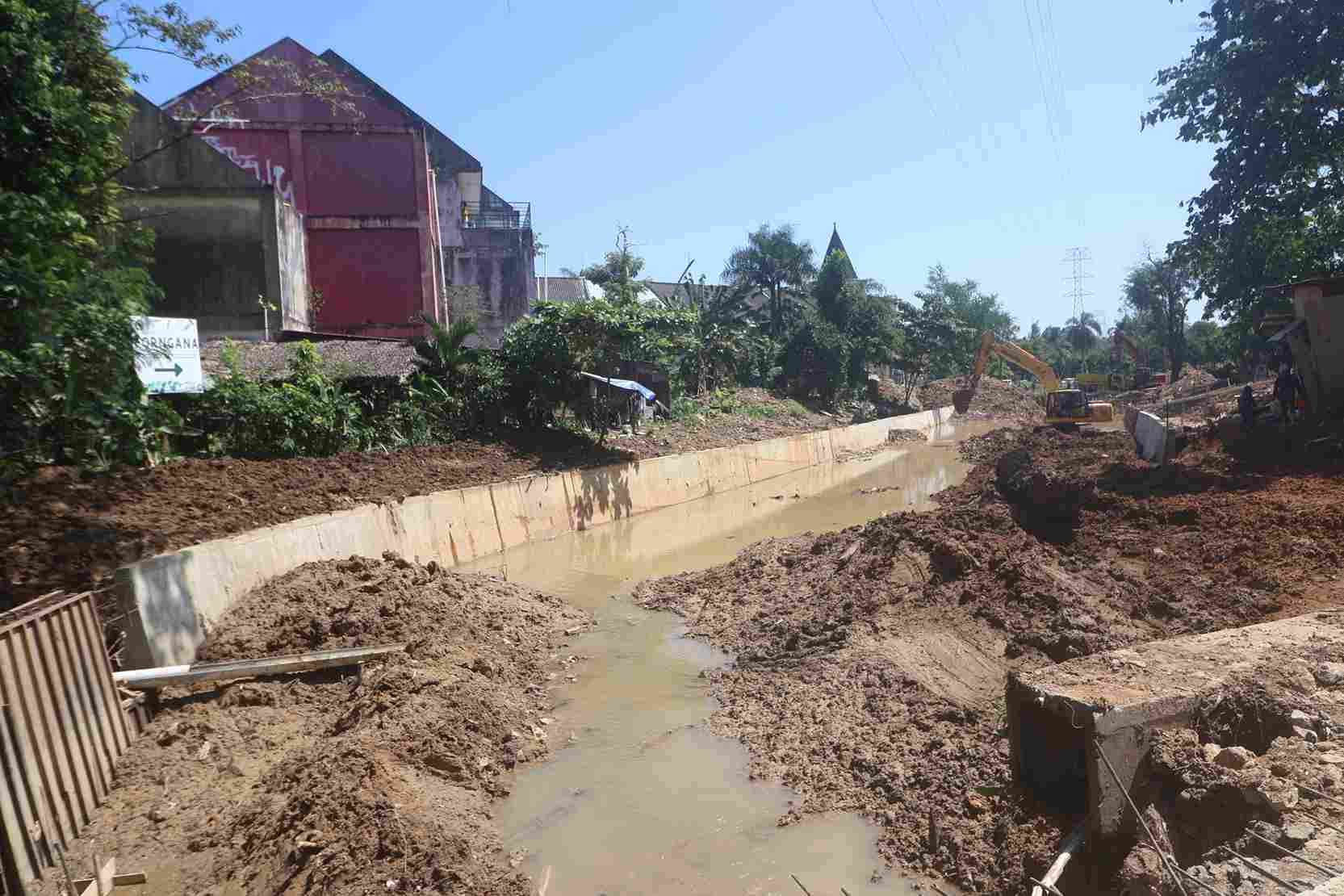 LANJUTAN: Proyek perbaikan drainase di kawasan perumahan Balikpapan Baru. (Foto: Anggi Praditho/KP)