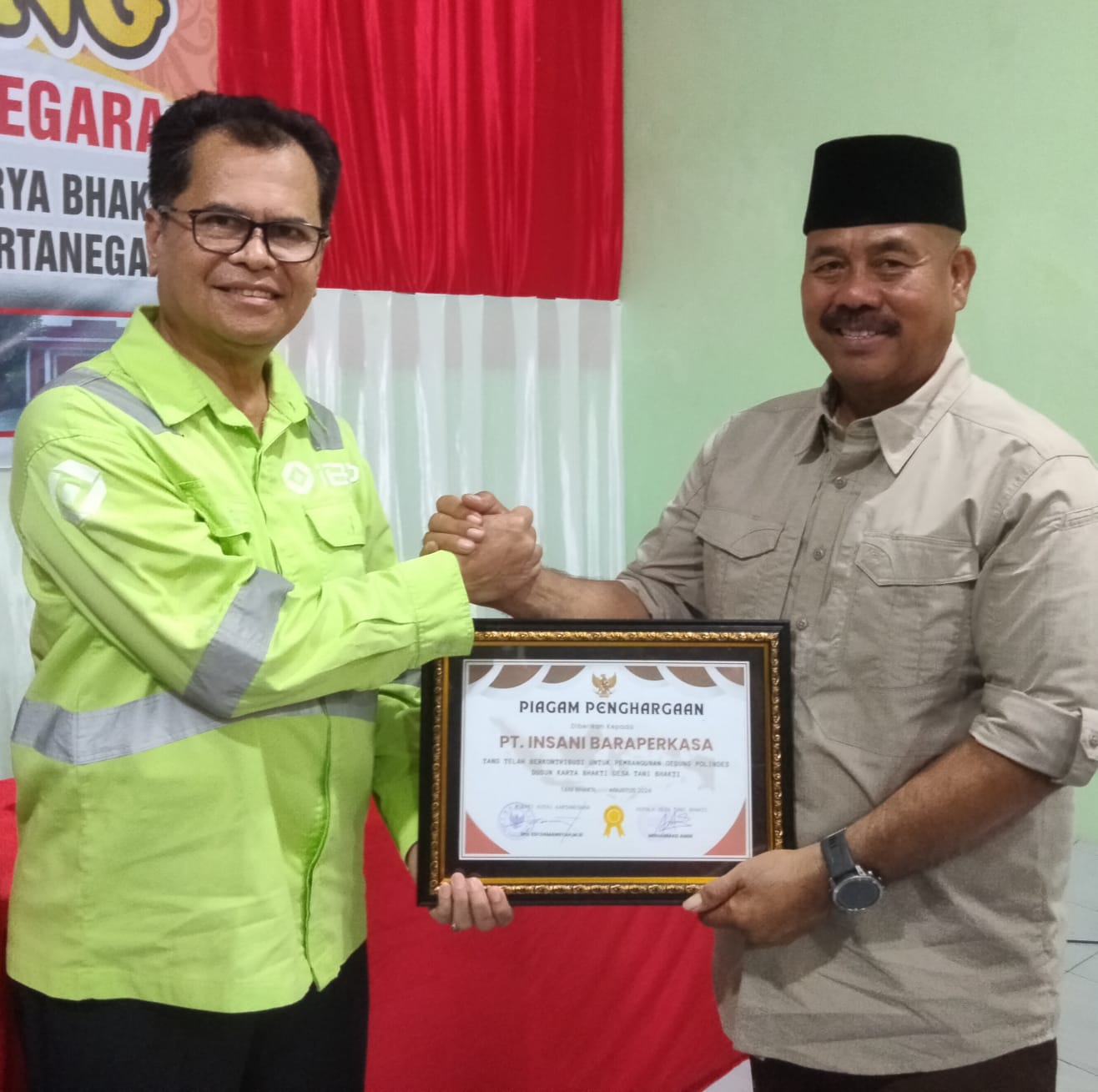 DIAPRESIASI: Mohamad Nilzam (kiri) menerima penghargaan atas pembangunan polindes dari Bupati Kukar Edi Damansyah, Rabu (4/8).