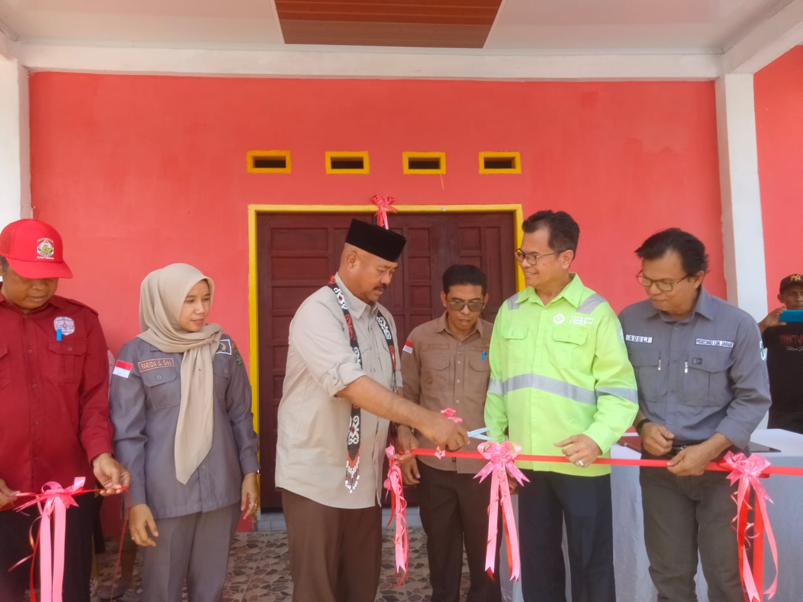 RESMIKAN: Bupati Kukar Edi Damansyah (tiga kiri) dan Mohamad Nilzam (baju hijau) hadir bersama di peresmian gedung polindes.