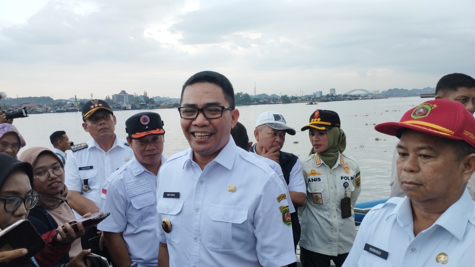 BELUM SELESAI: Andi Harun memberikan keterangan progres persiapan pembukaan Teras Samarinda di Jalan Gajah Mada, Kecamatan Samarinda Ulu, dalam tinjauan lapangan, Rabu (4/9).&nbsp;