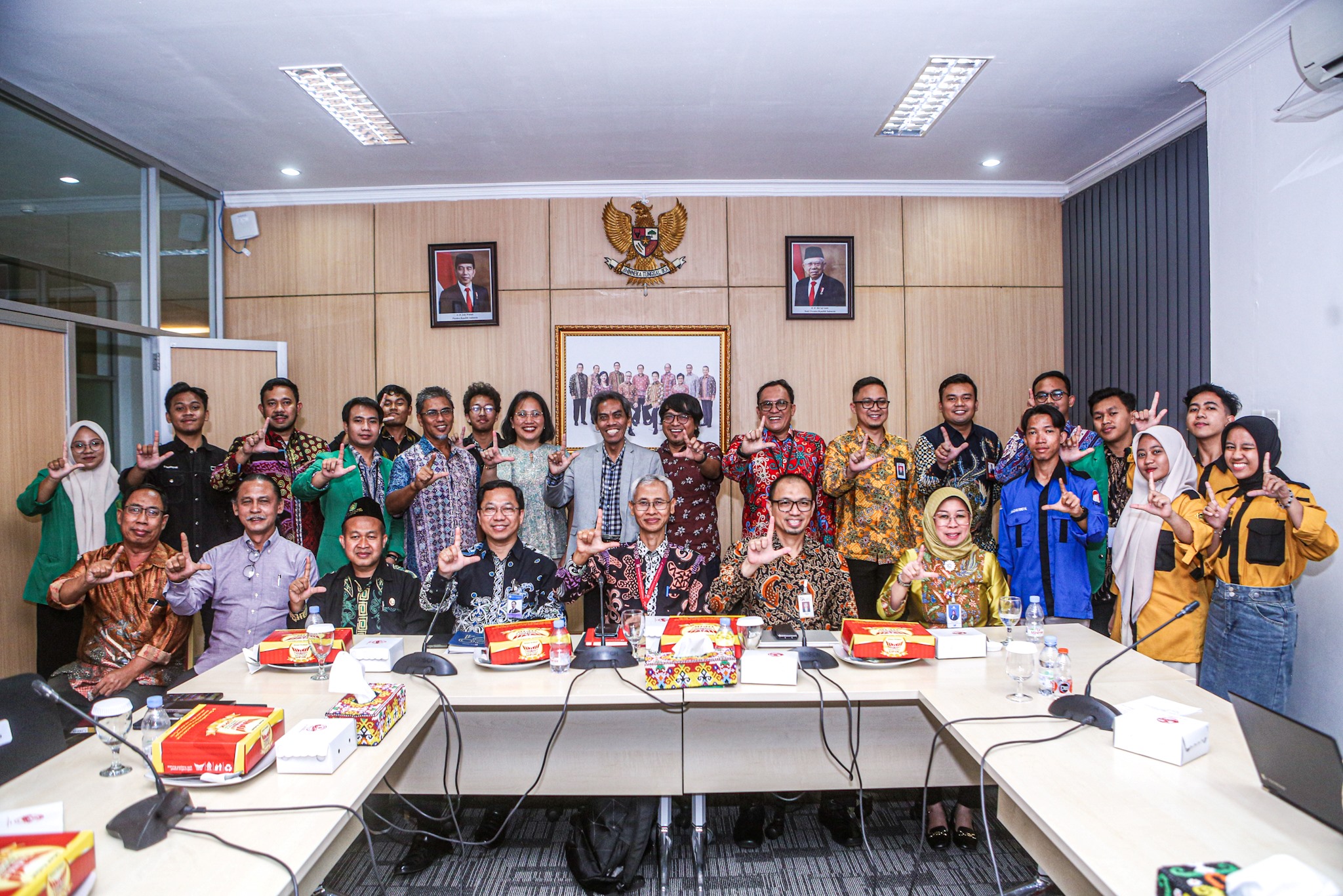 MENCARI SOLUSI: Para narasumber diabadikan setelah berakhirnya Rembuk Etam Literasi Keuangan di Kantor OJK Kaltim, Kamis (5/9).
