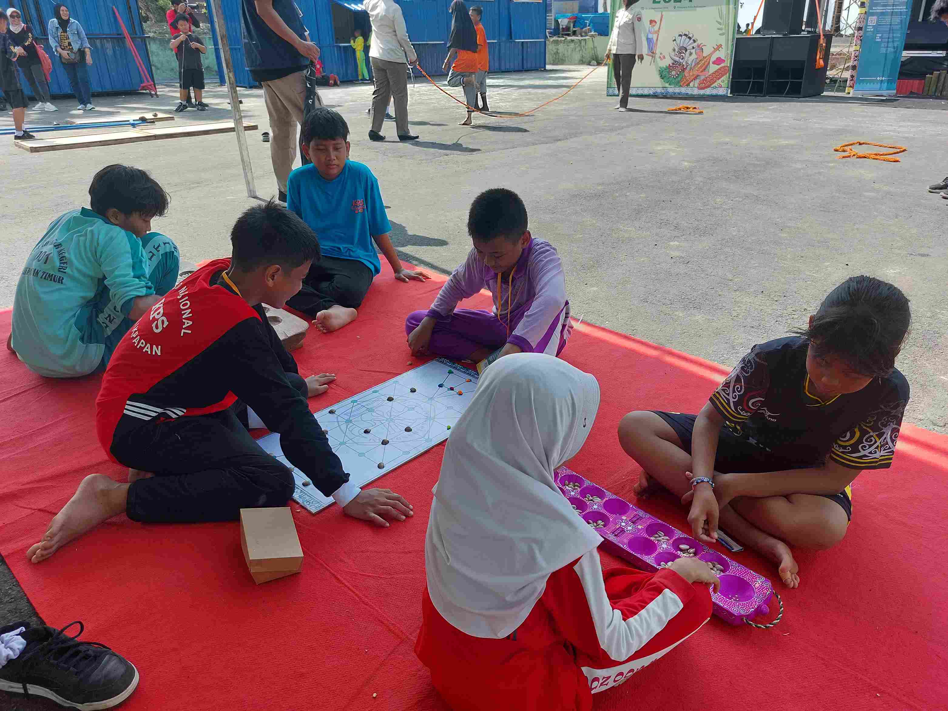 PENGALAMAN BARU: Anak-anak di Balikpapan dikenalkan permainan tradisional. (Foto: Dina/KP)