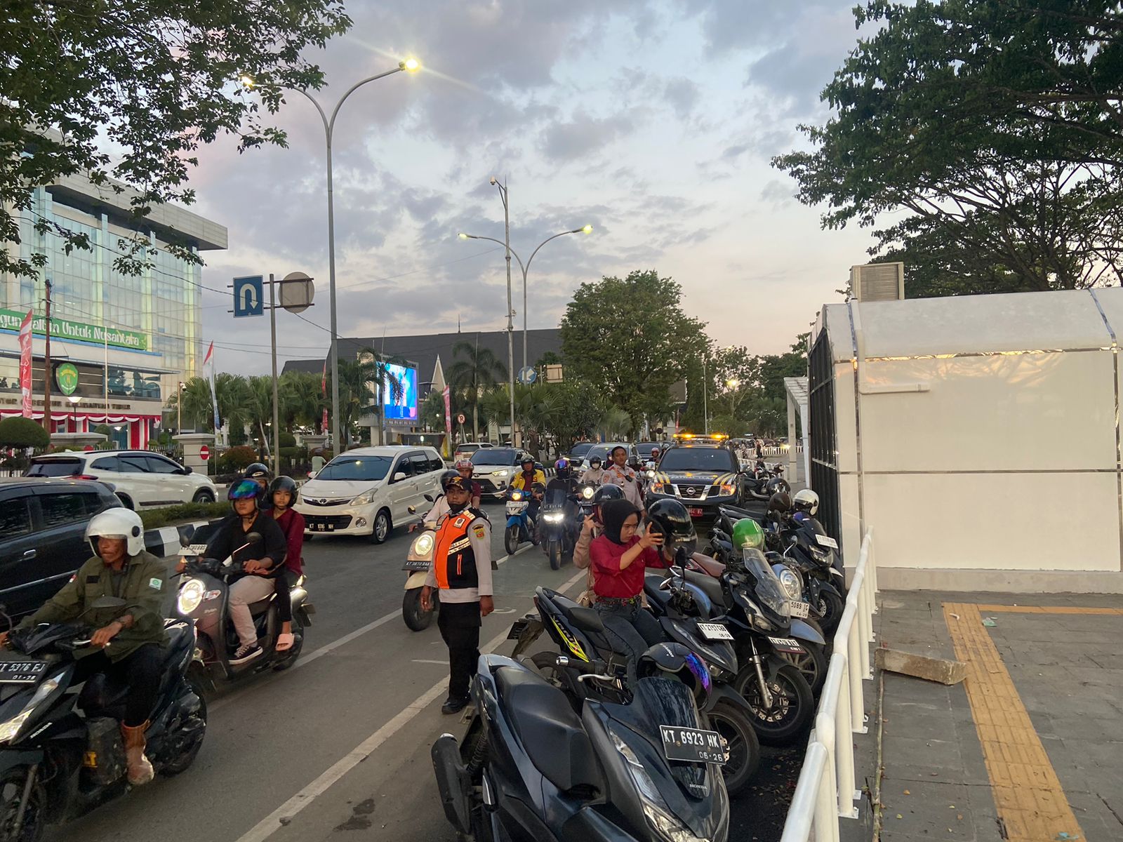 POTENSI BIKIN MACET: Beberapa kendaraan terlihat parkir di depan area Teras Samarinda dan menyebabkan penyempitan jalan, Jumat (6/9). (FOTO: DENNY SAPUTRA/KP)