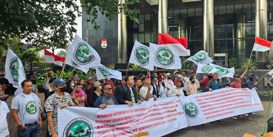 7 POIN: Aliansi Penyelamat Hutan Kutai Barat ( APHKB) gelar aksi Damai di KPK. (FOTO: SUNARDI/KP)