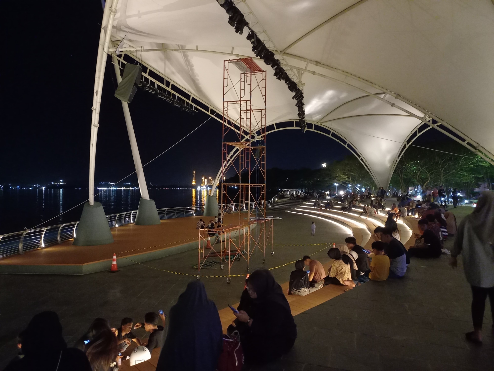 BERSANTAI: Sebagaian masyarakat membawa cemilan dan duduk di area ampitheater teras samarinda menghadap Sungai Mahakam.