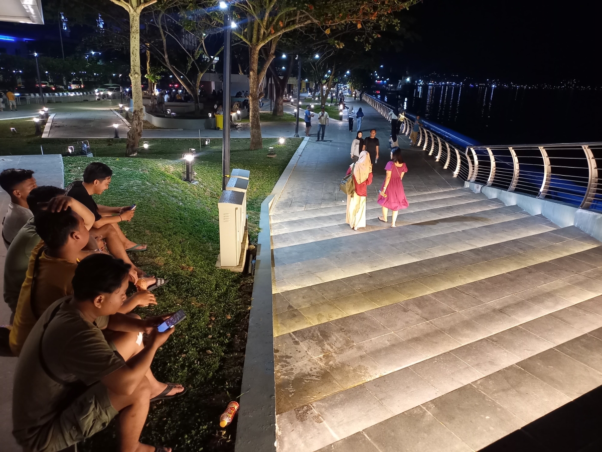 SPOT: Bisa menjadi spot foto terbaik dengan keluarga, pasangan, atau sahabat ketika anda berkunjung ke Teras Samarinda.