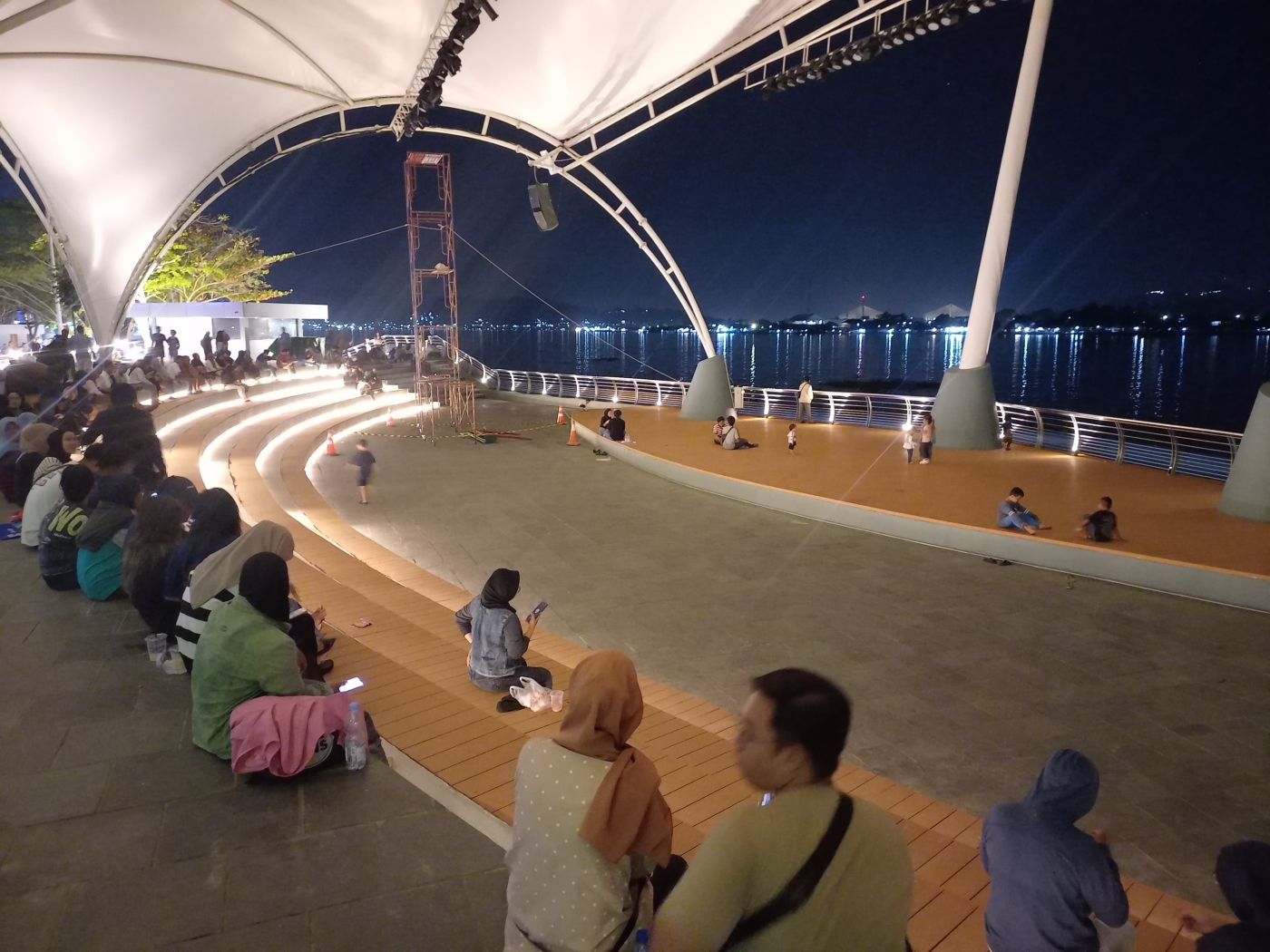 KEREN: Warga samarinda berbondong-bondong mengabadikan momentum detik-detik teras samarinda resmi dibuka, Jumat (7/9) malam.