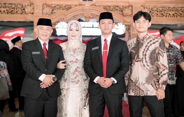 Muh Rizqi Iskandar Muda bersama ayahnya, Iskandar Zulkarnain berhasil terpilih sebagai anggota DPRD Jateng dari Partai Gerindra. Keduanya dilantik bersama, Semarang, Selasa (3/9)