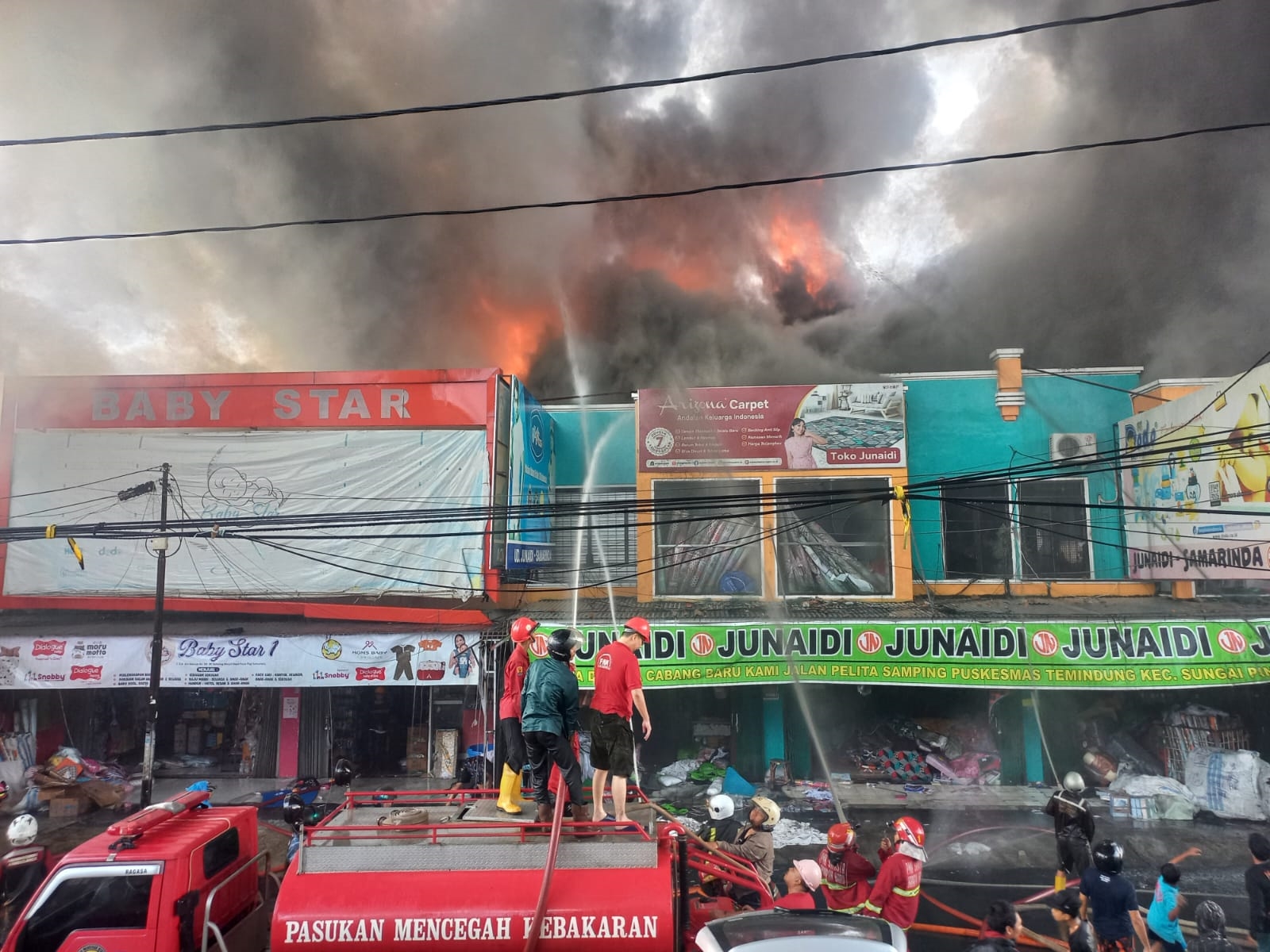 MUSIBAH: Api membara di Toko Pakaian Muslim di depan Masjid Raya Samarinda, Sabtu (7/9/2024).