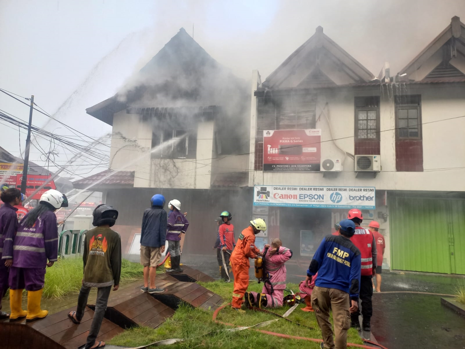 KEBAKARAN: Disdamkar dan relawan berupaya menaklukkan api yang melahap ruko di Jalan Panglima Batur, kompleks pertokoan Citra Niaga, Samarinda.