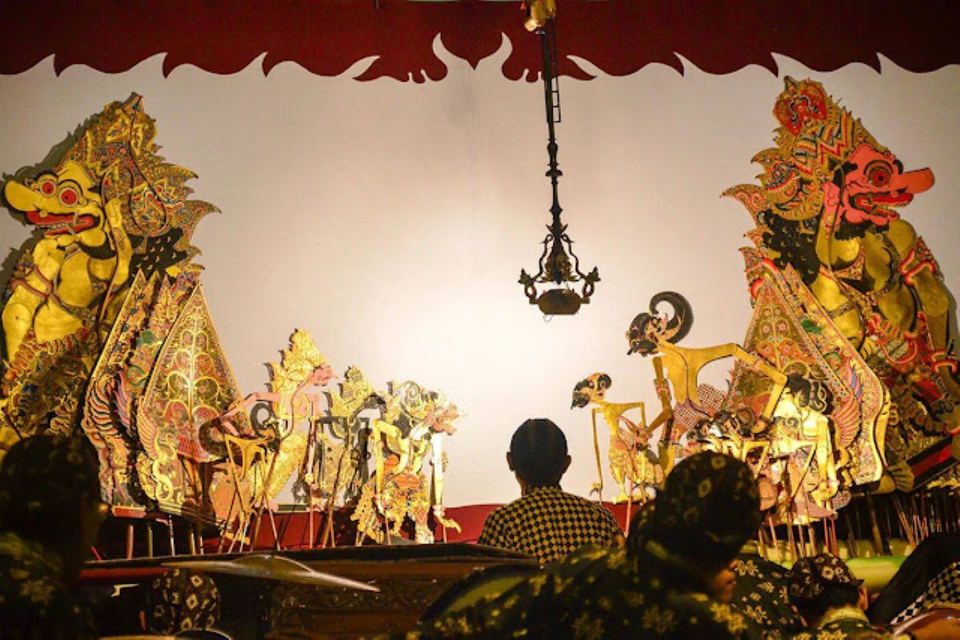 MBALELA: Pertunjukan wayang kulit dengan Lakon Braja Denta Mbalela yang malam ini ditampilkan oleh dalang Ki Wahyu Sri Kuncoro di Lapangan Desa Gunung Intan, Babulu, PPU.