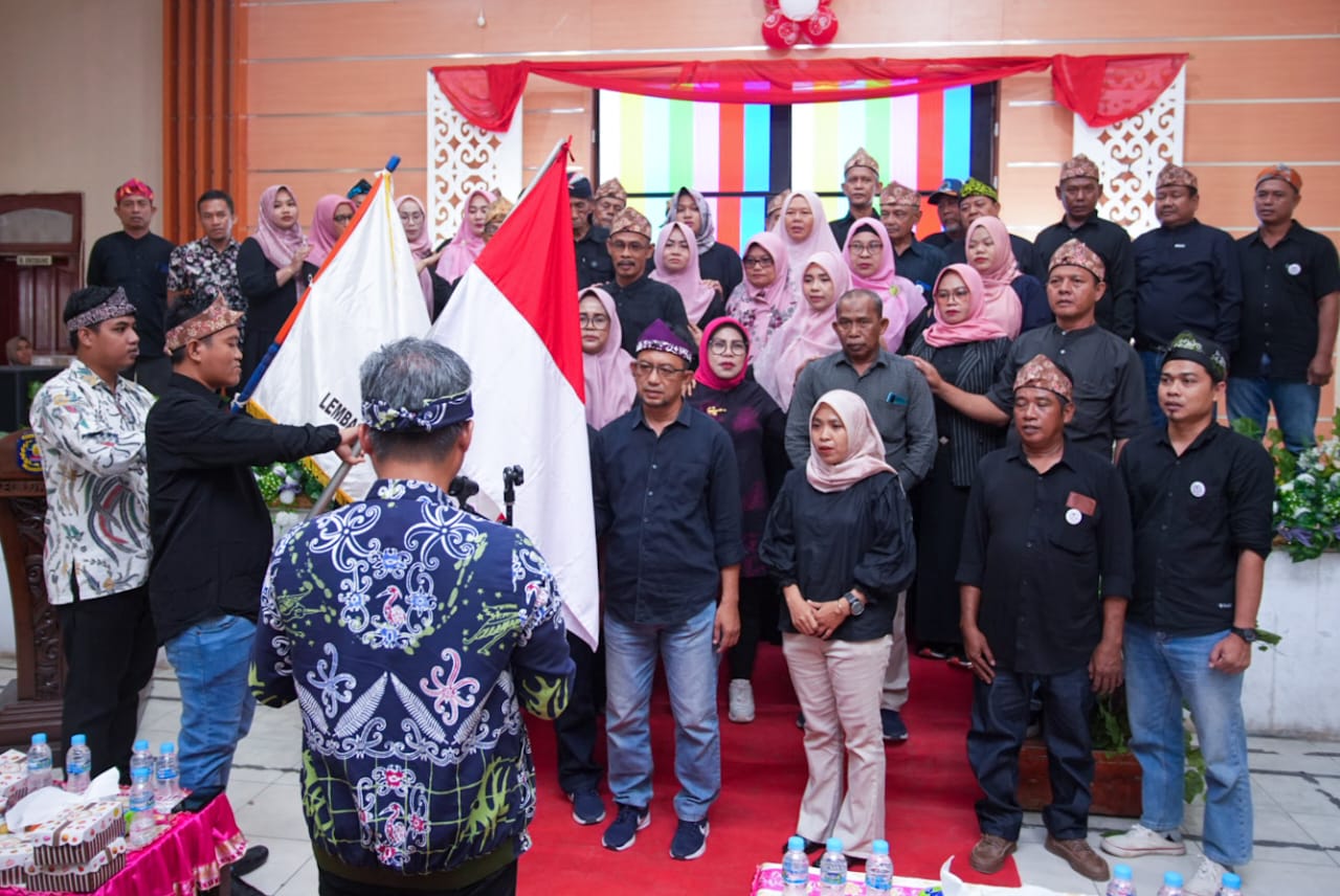 DIKUKUHKAN: Pengurus Lembaga Pemberdayaan Masyarakat (LPM) Loktian periode 2024-2029 dilantik oleh Lurah Loktuan Supriyadi. (FOTO: ADIEL KUNDHARA/KP)