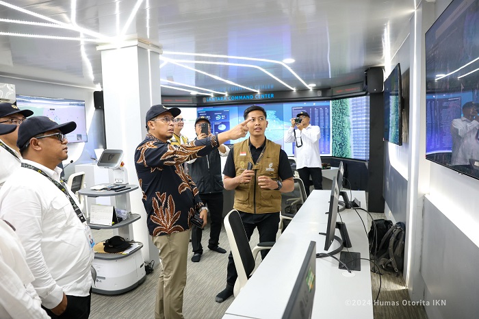 MELIHAT LANGSUNG: Kepala Kantor Komunikasi Kepresidenan Hasan Nasbi meninjau langsung progress pembangunan IKN pada Jumat (6/9).