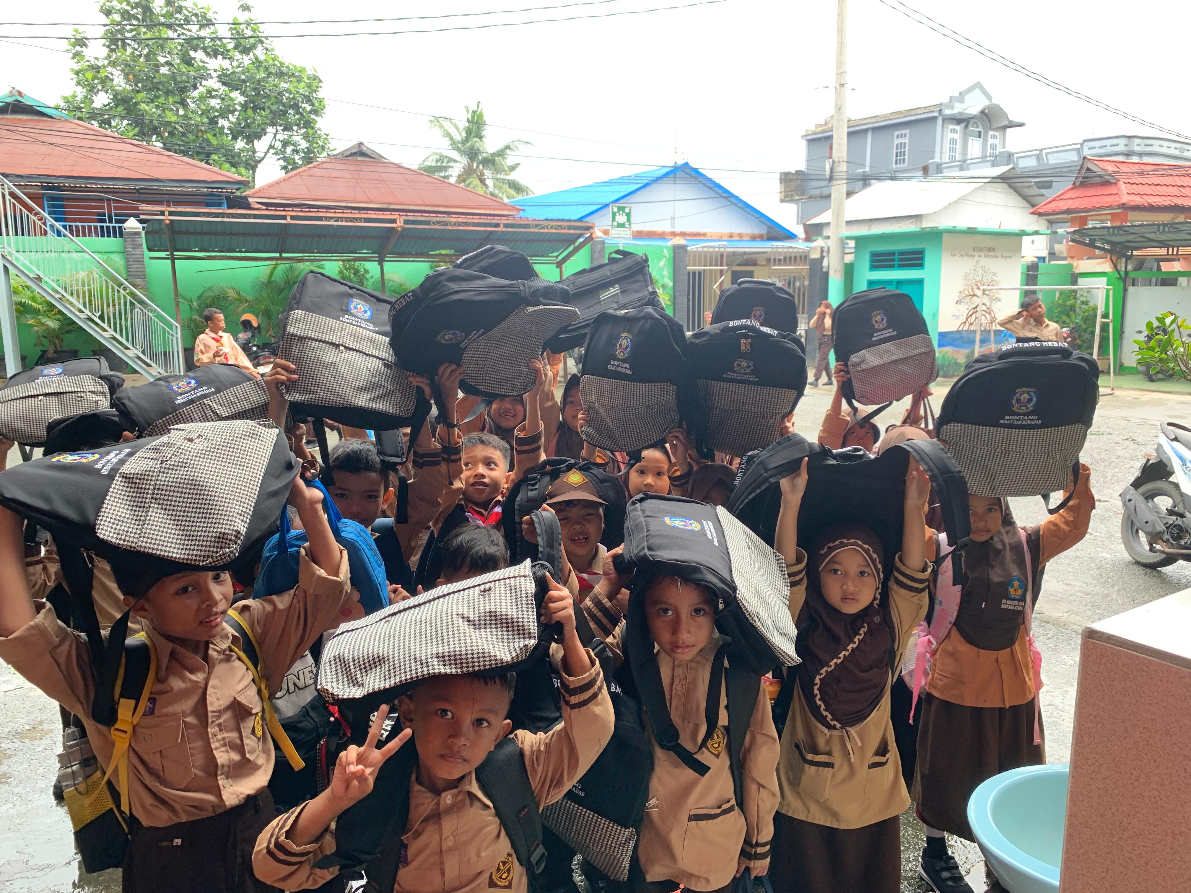 MENUNJANG: Pelajar di Bontang telah mendapatkan sebagian perlengkapan gratis dari pemkot, mulai dari seragam nasional, buku tulis, dan tas sekolah.