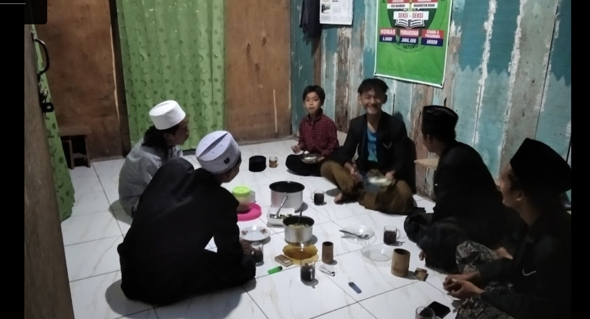 PERCAYA: Santri dan kiai di Ponpes Darul Mubarok Modern, Demak, Jateng, dalam suatu kegiatan. Ponpesn mempercayakan persoalannya dengan Satpol PP PPU melalui kuasa hukum. (FOTO: IST)