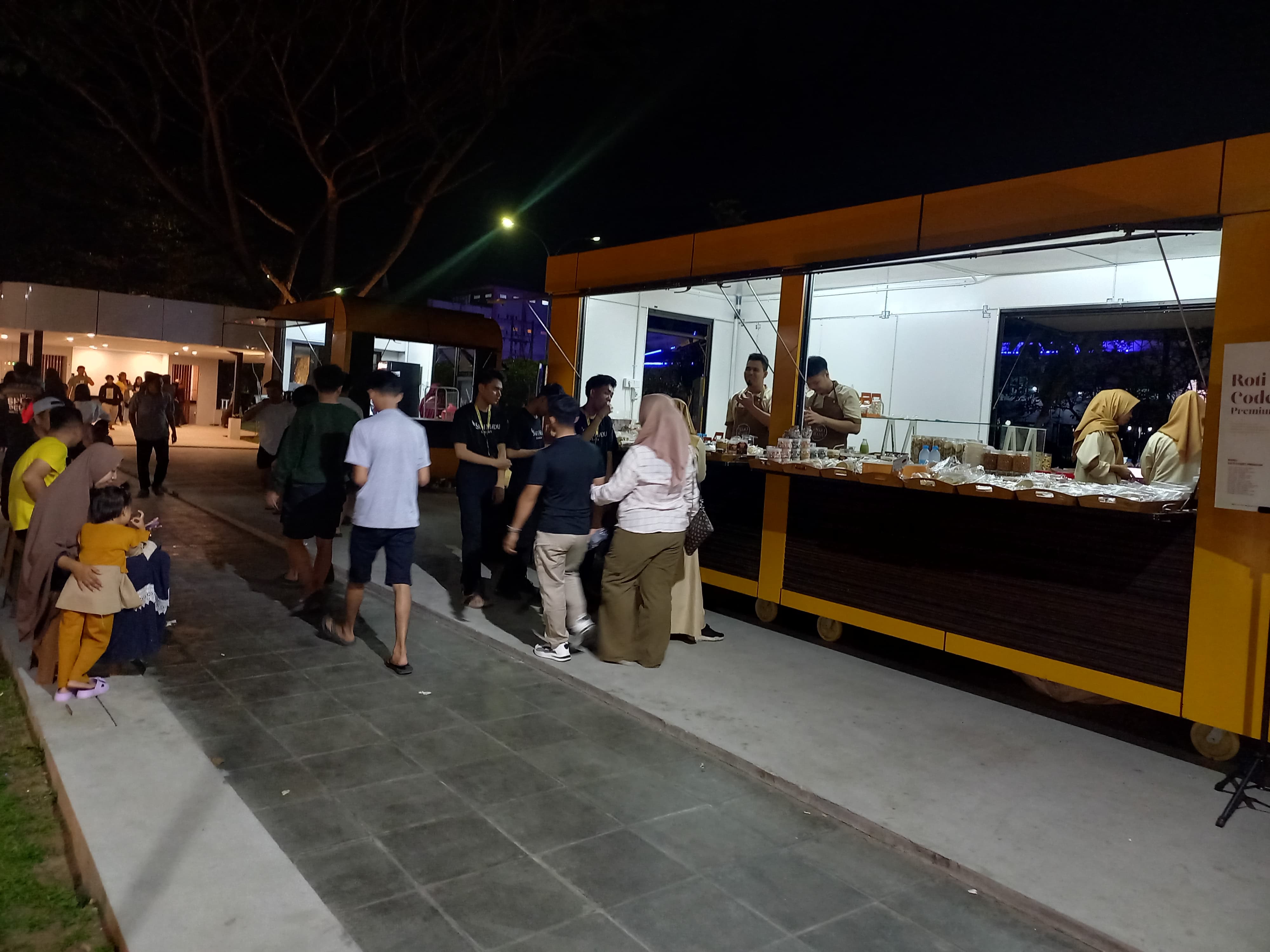 PEDAGANG: Sebanyak 2 kios UMKM terlihat sudah mulai aktif berjualan. (FOTO/EKO)