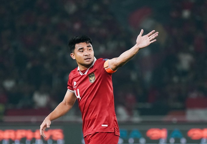 Polemik ban kapten Timnas Indonesia muncul jelang laga melawan Australia, Selasa (10/9). Netizen mendukung Jay Idzes, sementara Asnawi Mangkualam juga dinilai layak sebagai pemimpin Garuda.