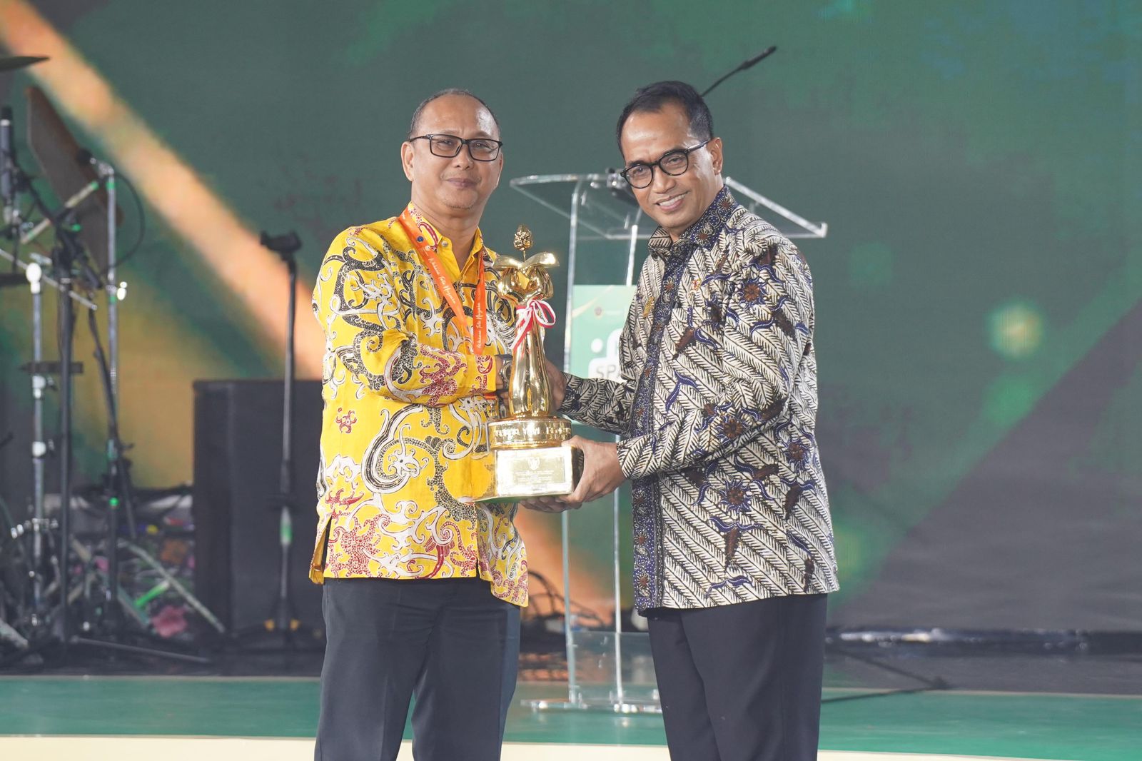 DIAKUI: Kadishub Balikpapan Adwar Skenda Putra menerima Piala WTN dari Menteri Perhubungan Budi Karya Sumadi. (Ist)