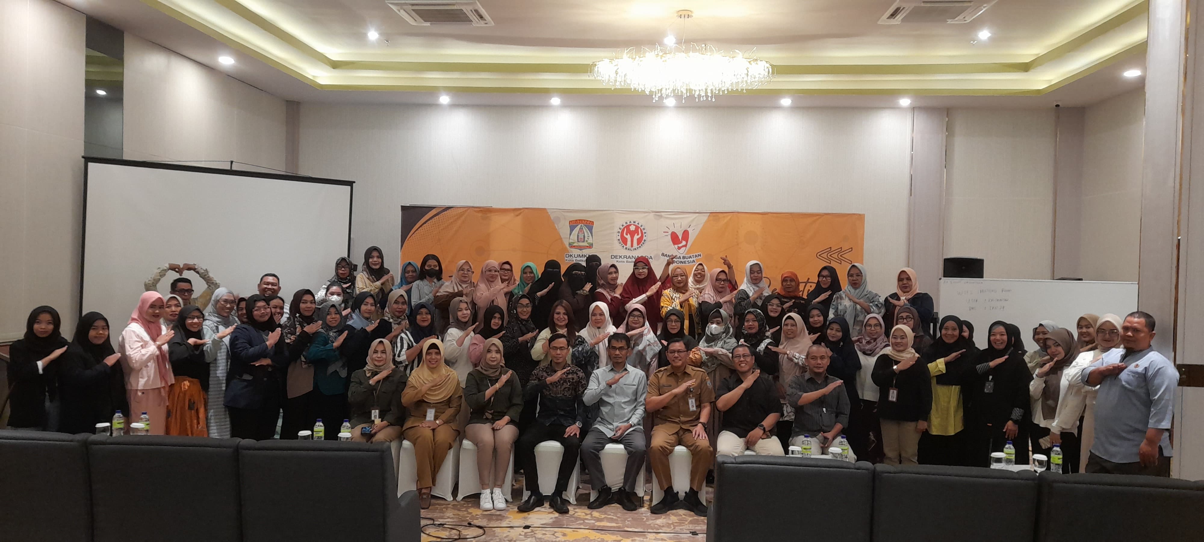 PELATIHAN: Kepala DKUMKMP Heruressandy Setya Kesuma bersama peserta pelatihan foto produk dan manajemen pemasaran digital.