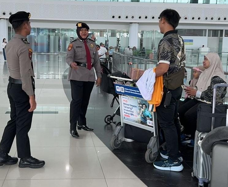 Bripka Octiara Satya melakukan patroli dan sosialisasi untuk keamanan dan kenyamanan penumpang dan pengunjung Bandara Sepinggan. (Ist)