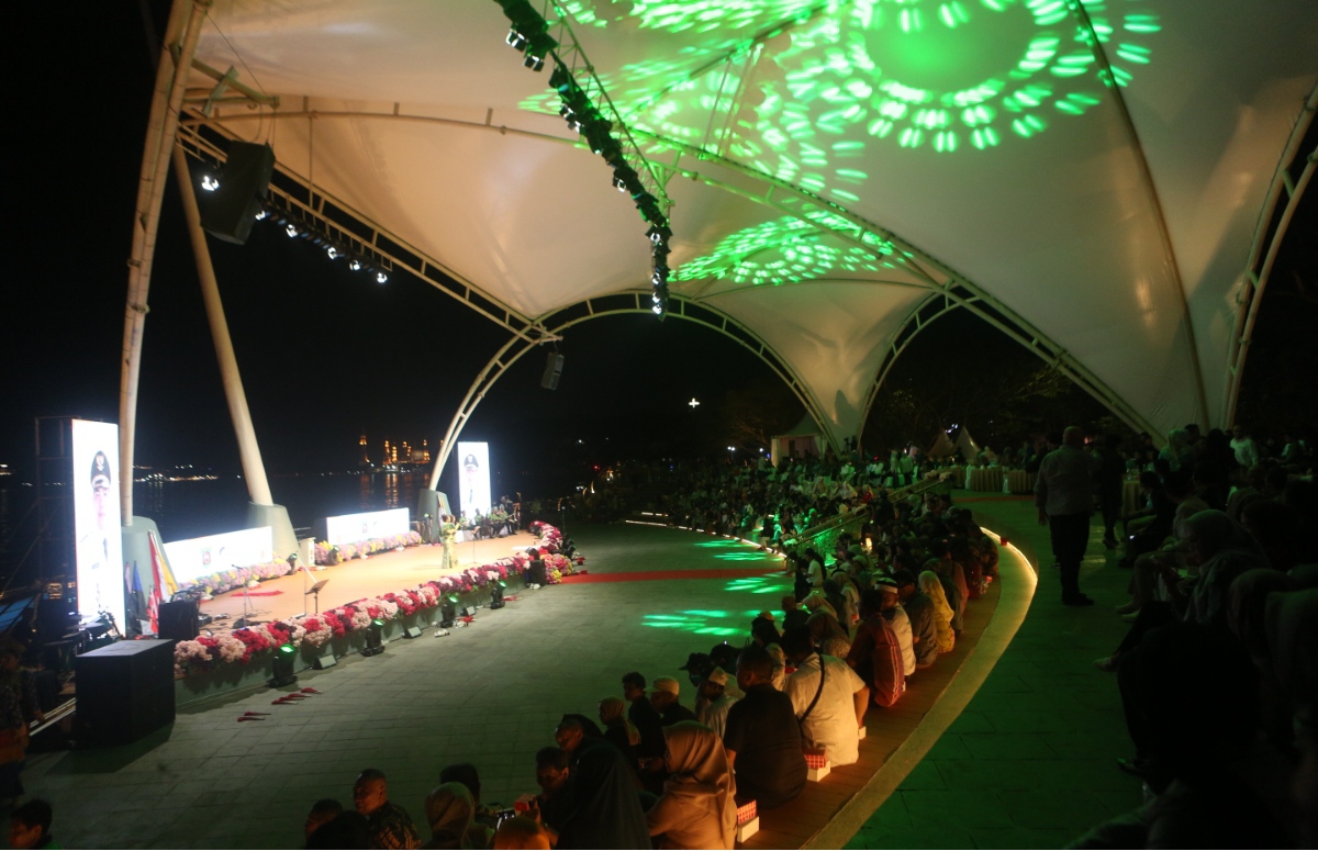 INDAH: Warna-warni lighting di teras Samarinda menambah kemeriahan. (FOTO/RAMA)