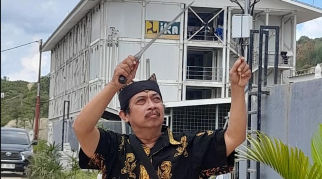 STOP: KRT Ilham Triadi Nagoro, pawang hujan asal Banyuwangi yang sempat didatangkan ke IKN untuk mengatasi kondisi cuaca di lokasi pembangunan. (FOTO: IST)