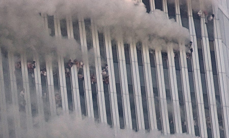 TIDAK SELAMAT: Orang-orang yang terjebak di menara World Trade Center setelah pesawat menabrak gedung tersebut. (Foto: Businness Insider/AP)