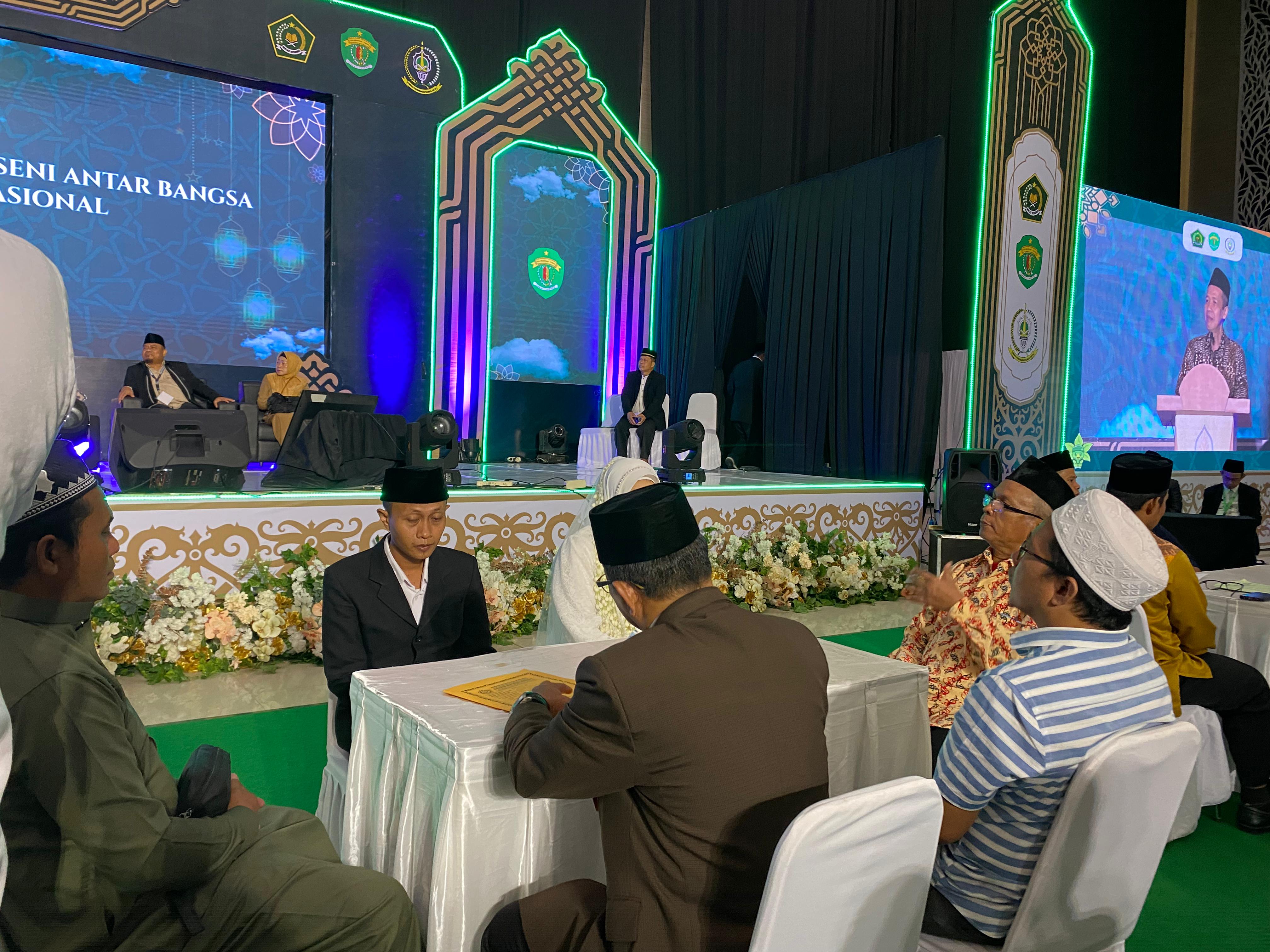 MOMEN LANGKA: Sebanyak enam pasangan melangsungkan nikah massal di sela MTQ Nasional 2024, Selasa (10/9).