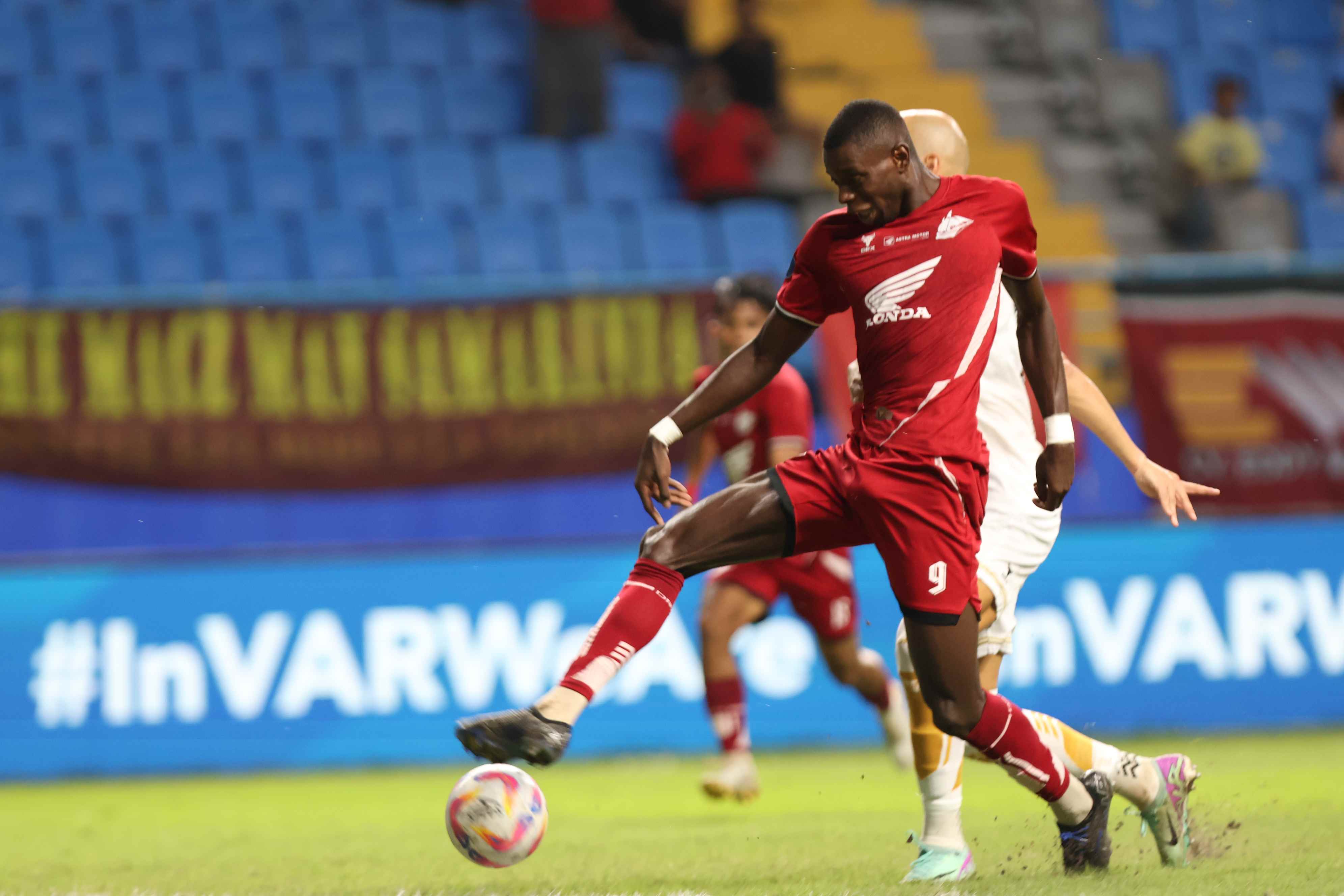 SOROTAN: Adilson Silva saat pertandingan Liga 1 di Stadion Batakan, Balikpapan. (Foto: Anggi/KP)