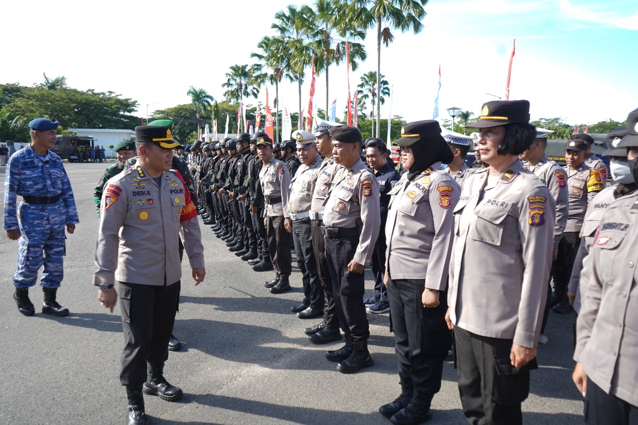 PENGAMANAN: Karo Ops Polda Kaltim Kombes Pol Dedi Suryadi mengecek personel pengamanan jelang rapim Polri-TNI di IKN. (foto:ist)