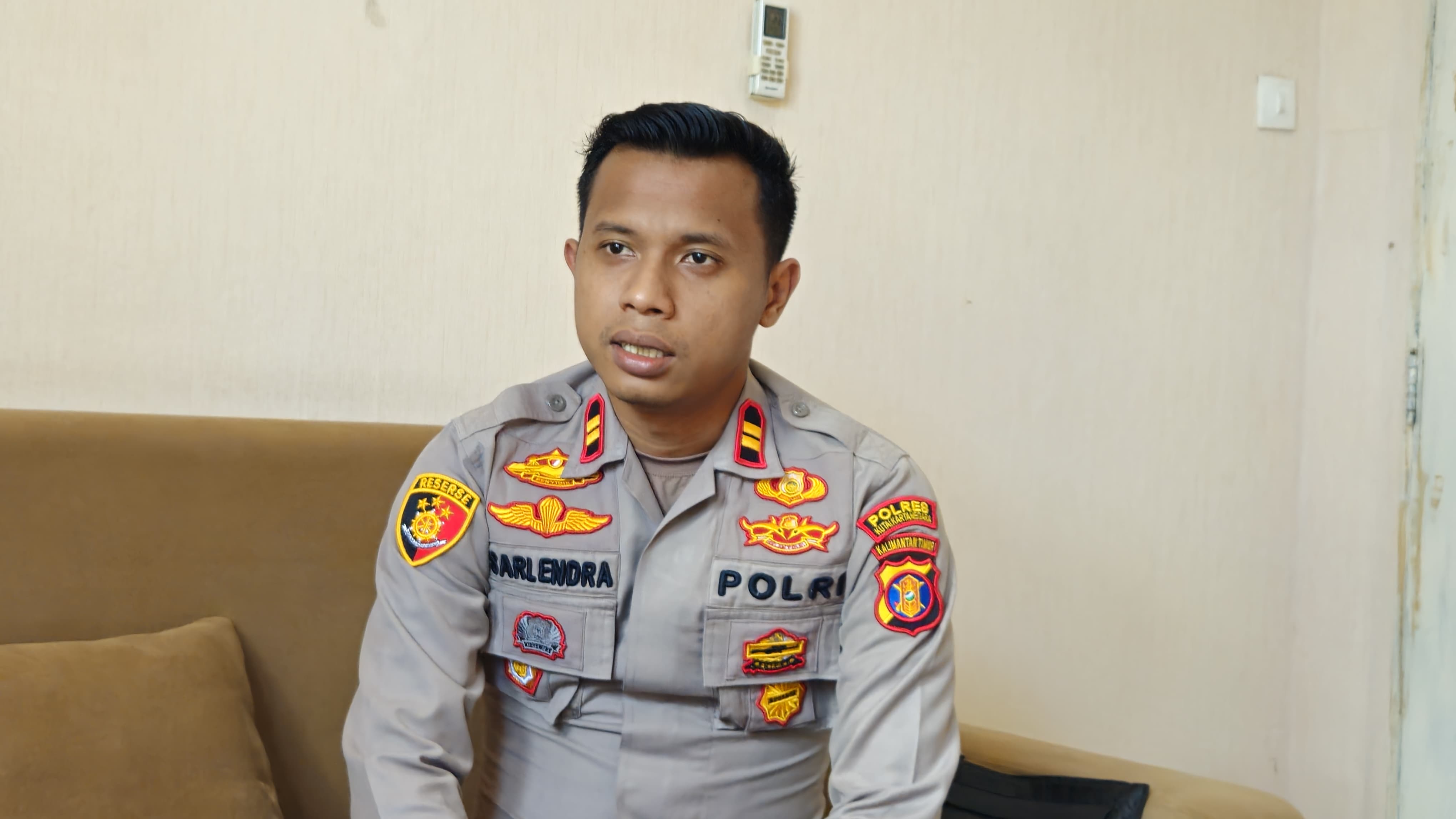 Di usianya yang baru 29 tahun, Iptu Sarlendra Satria Yudha dipercaya menjabat kapolsek, tepatnya kapolsek Samboja, Kukar.